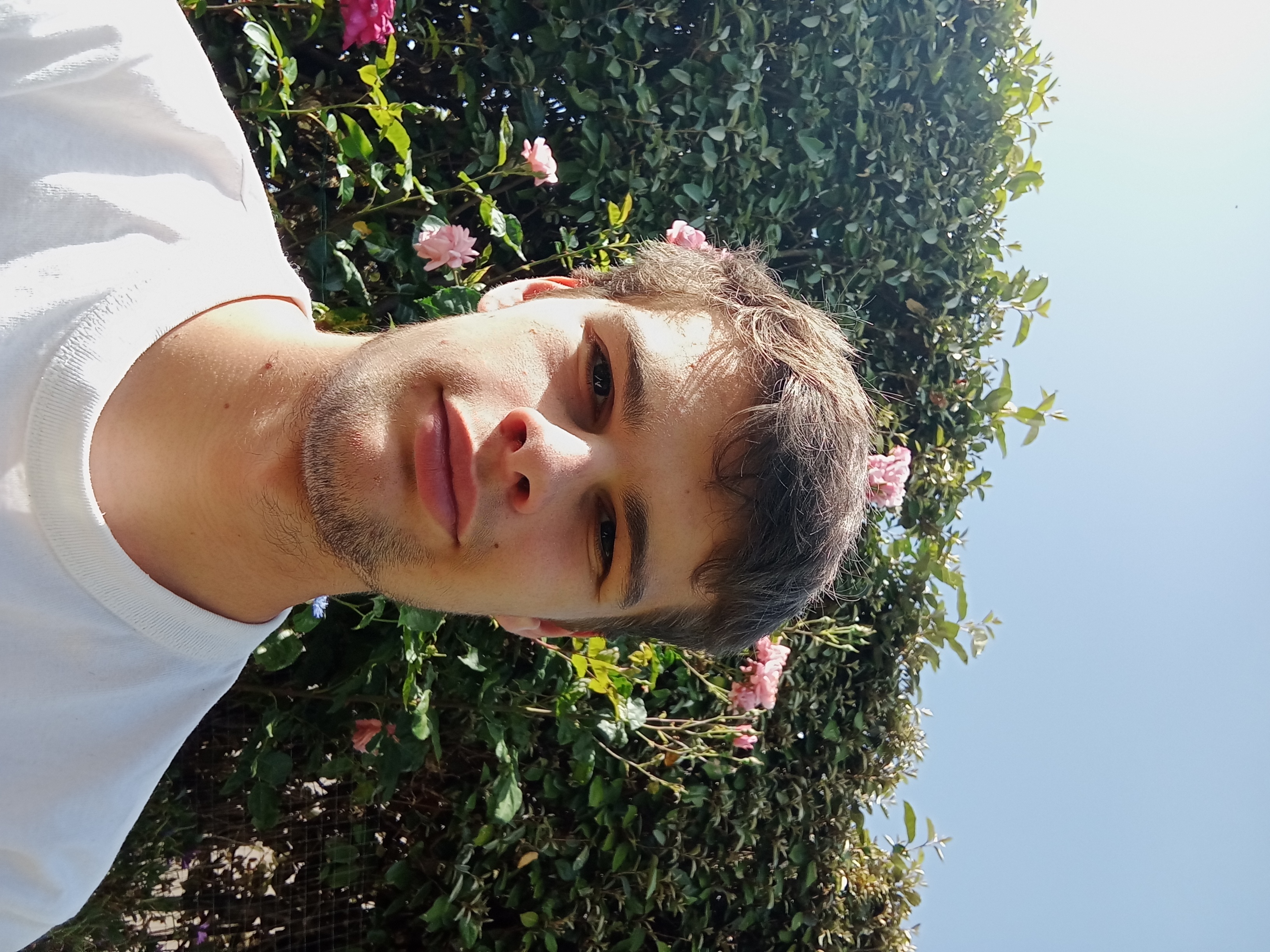 Un selfie de moi, pris dans mon jardin